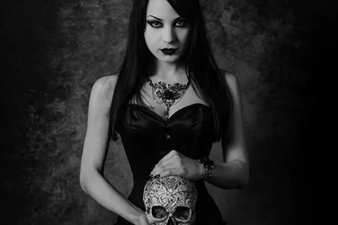 Gặp cô gái tự xưng là ma cà rồng 600 tuổi