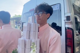 Ngồi chờ xe buýt, chàng trai bất ngờ được người lạ nhờ bê tráp