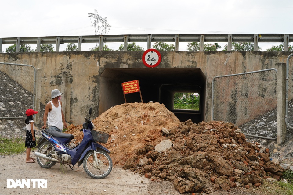 Muôn kiểu chốt chặn phòng dịch tại các ngả đường ở vùng giáp ranh Hà Nội - 5 Muôn kiểu chốt chặn phòng dịch tại các ngả đường ở vùng giáp ranh Hà Nội - 5
