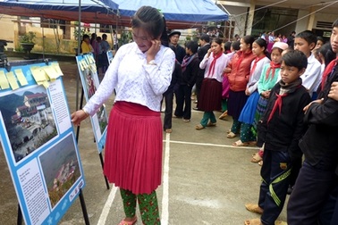 Cô gái H'Mông mù chữ gửi gắm khát khao đi học qua bức ảnh