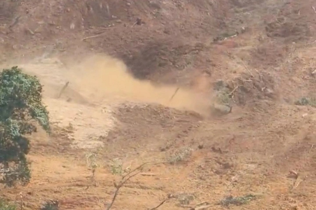 Vụ quả đồi đổ ập giữa trời nắng: Tiếng nổ rất lớn, đất đá đổ như thác - 1