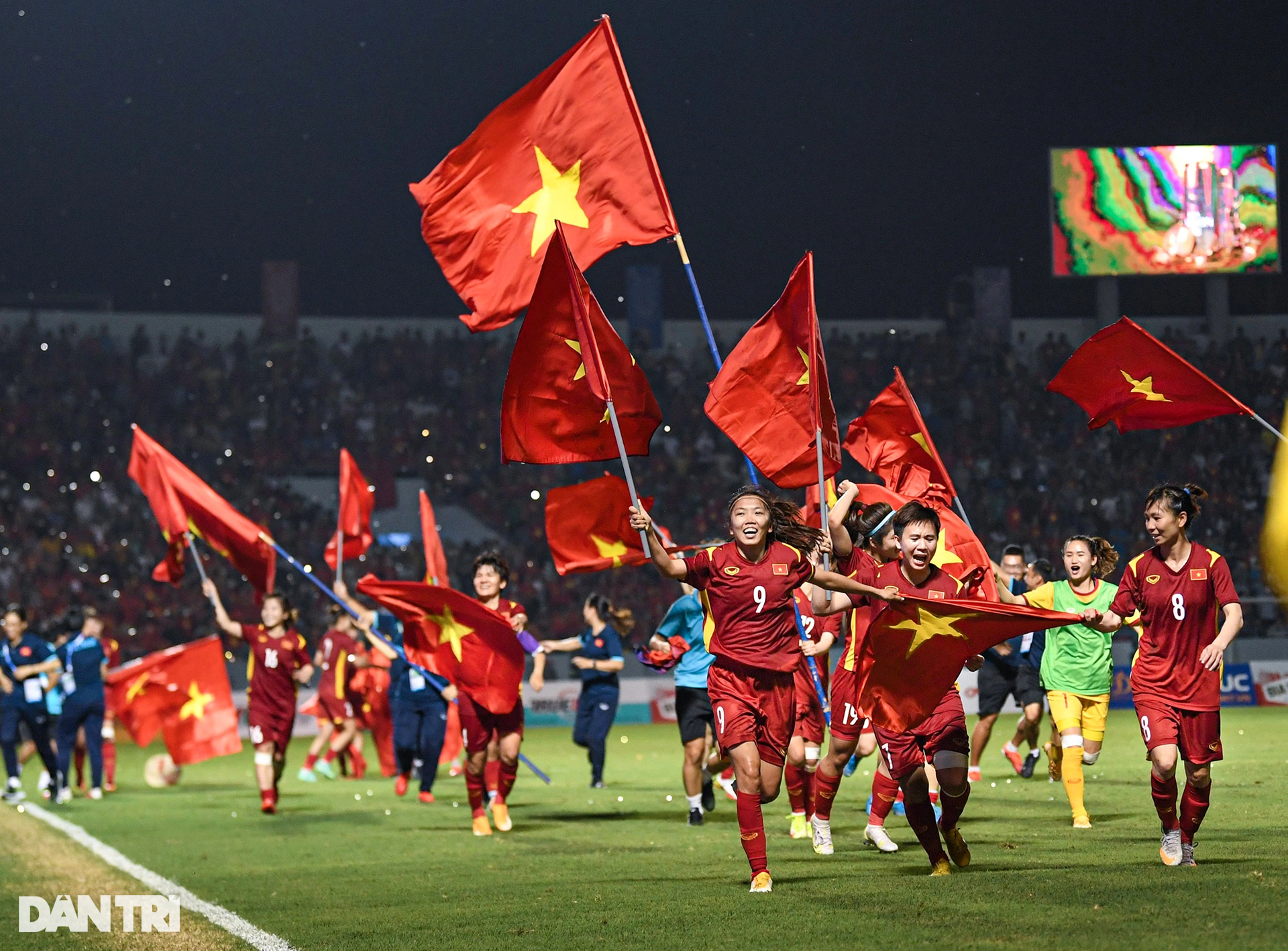 Khoảnh khắc ăn mừng bùng nổ của tuyển nữ Việt Nam sau khi vô địch SEA Games - 8 Khoảnh khắc ăn mừng bùng nổ của tuyển nữ Việt Nam sau khi vô địch SEA Games - 8