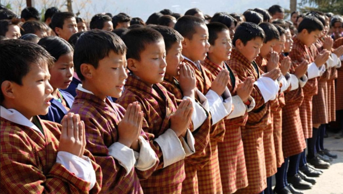 Học sinh Bhutan cầu nguyện vào mỗi buổi sáng.