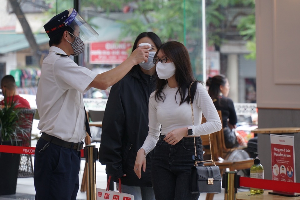 Hà Nội: Trung tâm thương mại vắng khách như đang.... cách ly xã hội! - 9 Hà Nội: Trung tâm thương mại vắng khách như đang.... cách ly xã hội! - 9