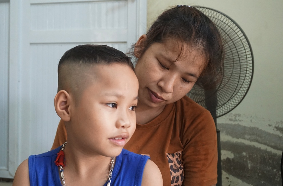Cậu bé 8 tuổi nhiều lần đối mặt tử thần và lời khẩn cầu của người mẹ nghèo - 2 Cậu bé 8 tuổi nhiều lần đối mặt tử thần và lời khẩn cầu của người mẹ nghèo - 2