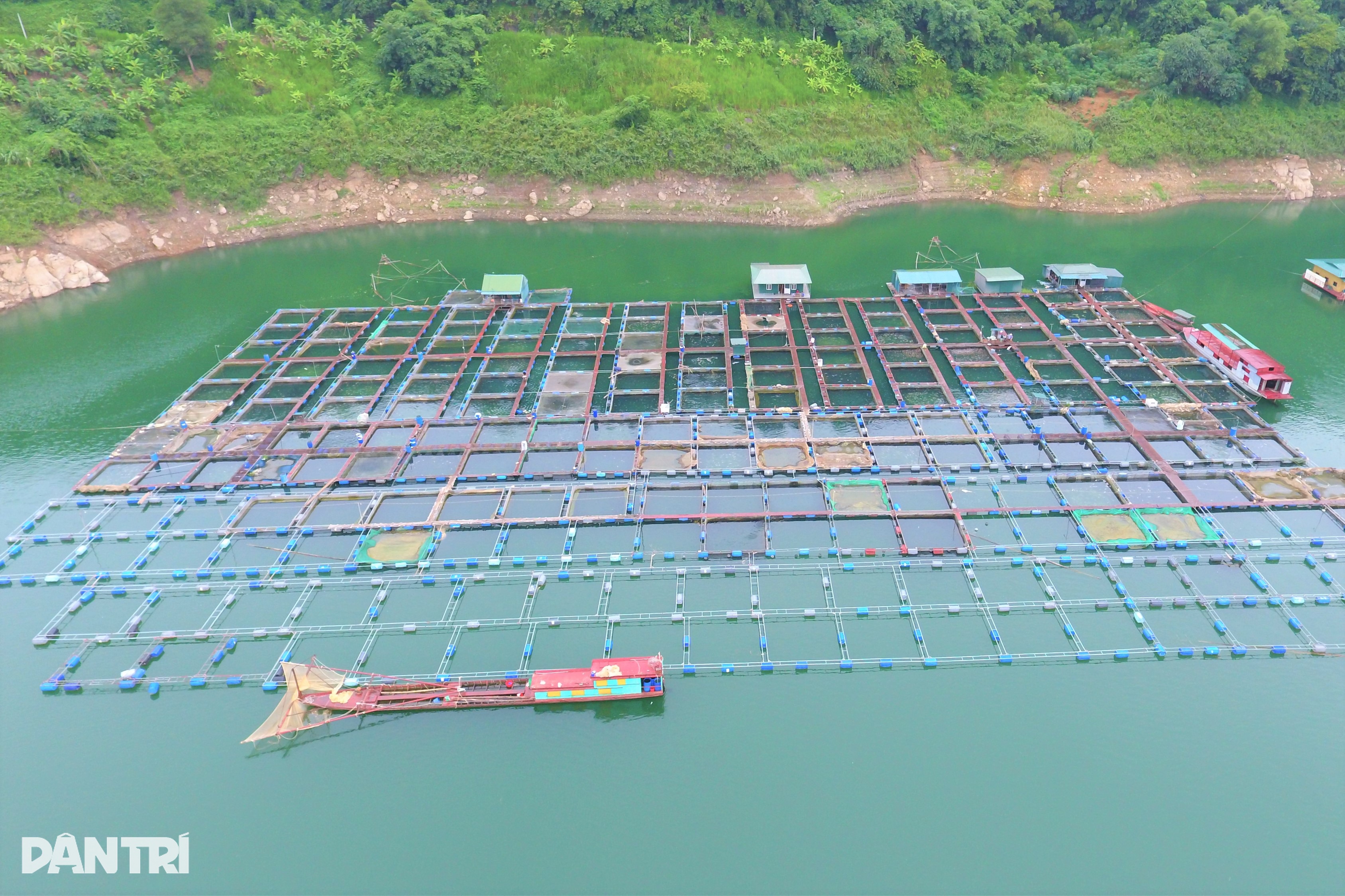 រស់រសាត់កណ្តាលបឹងវារីអគ្គីសនី - ១ Sống lênh đênh giữa lòng hồ thủy điện - 1