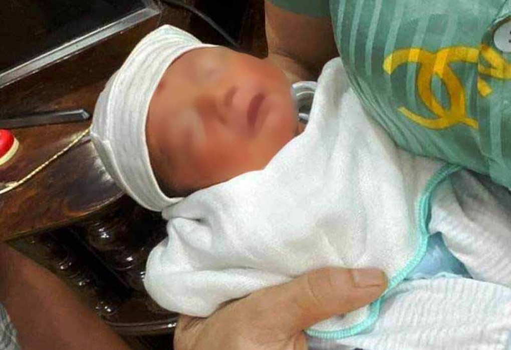 Bé trai sơ sinh bị bỏ lại dưới gầm cầu cùng lá thư viết vội ở Thái Bình - 1 Bé trai sơ sinh bị bỏ lại dưới gầm cầu cùng lá thư viết vội ở Thái Bình - 1