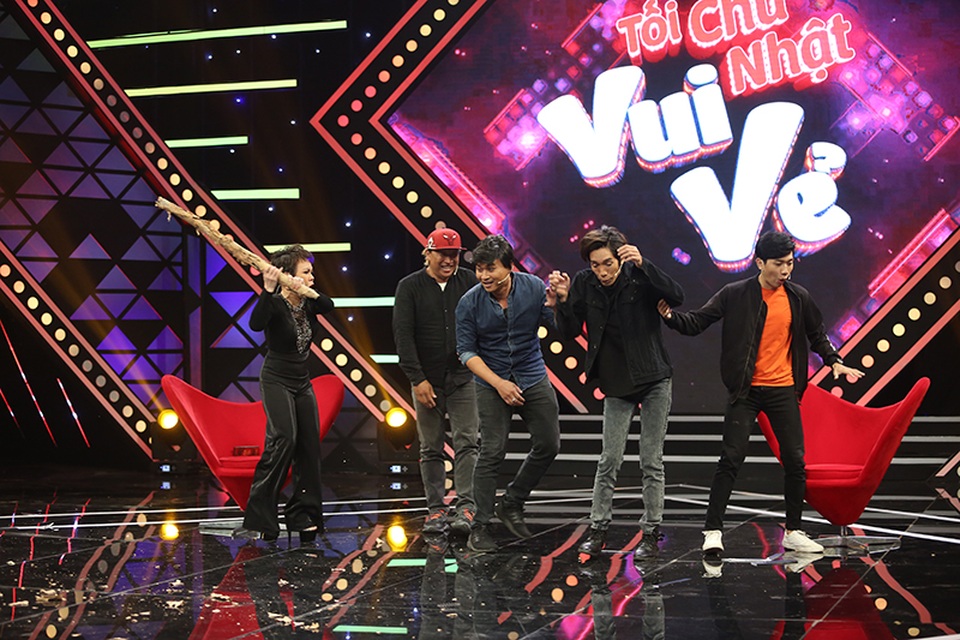 Việt Hương thót tim khi cascadeur Tuấn Voi ‘bị cháy’ trên sân khấu - 4 Việt Hương thót tim khi cascadeur Tuấn Voi ‘bị cháy’ trên sân khấu - 4