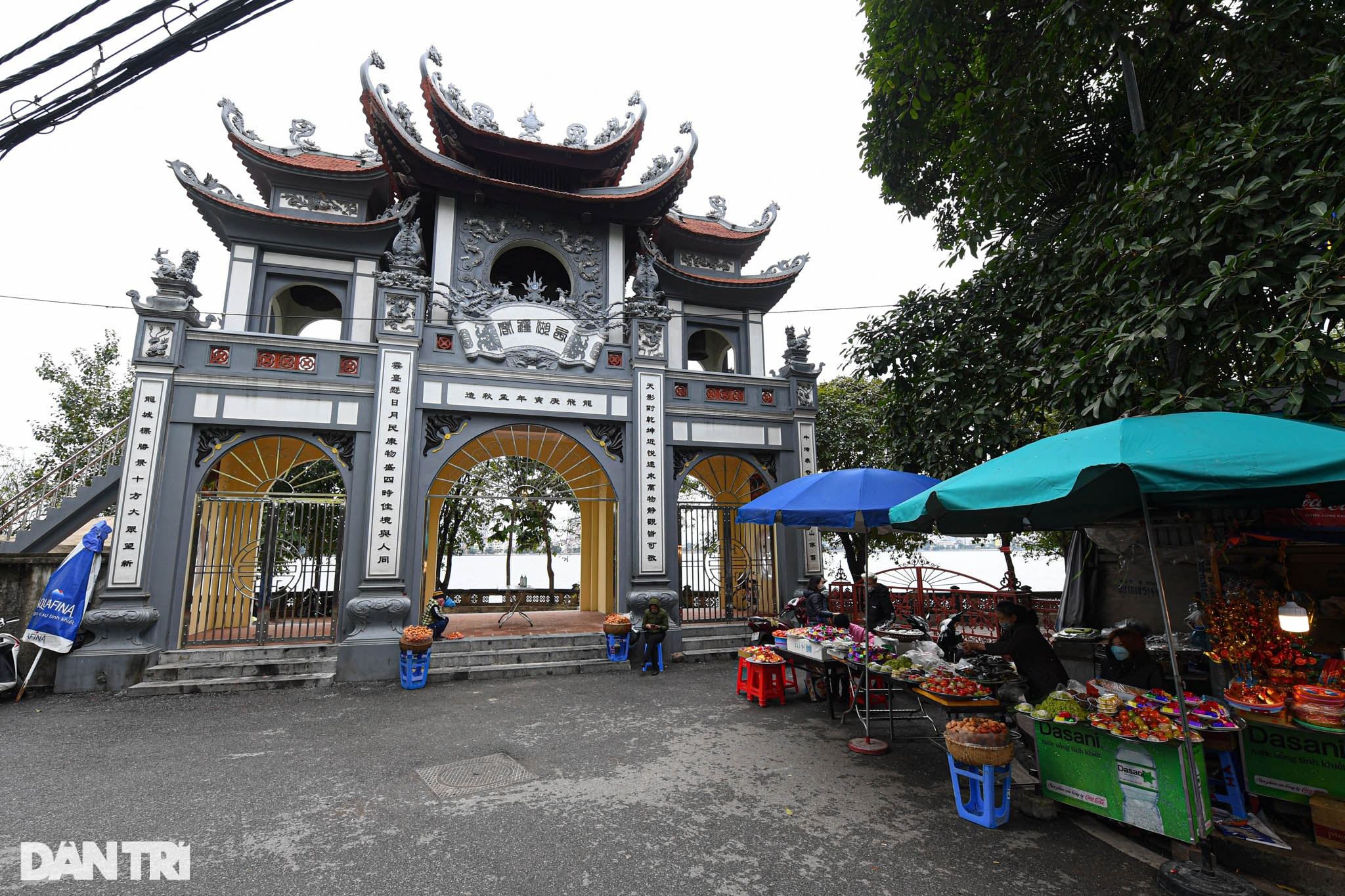 Phủ Tây Hồ bất ngờ vắng vẻ ngày mở cửa trở lại - 1 Phủ Tây Hồ bất ngờ vắng vẻ ngày mở cửa trở lại - 1