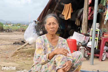 Xóm nằm dưới cửa xả Thủy điện Sông Ba Hạ xơ xác sau lũ dữ