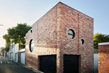 Nhà gạch nung độc lạ bố mẹ xây tặng con gái ở Úc khiến “ai nhìn cũng mê”