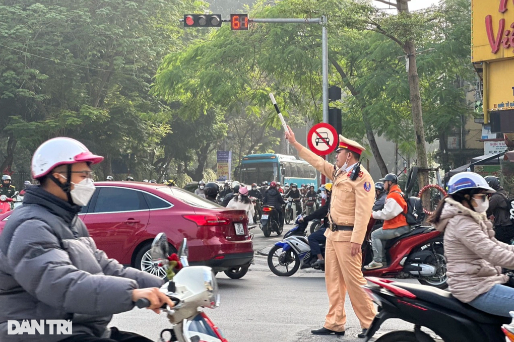 Công an Hà Nội huy động tối đa lực lượng chống ùn tắc dịp cuối năm - 1 Công an Hà Nội huy động tối đa lực lượng chống ùn tắc dịp cuối năm - 1