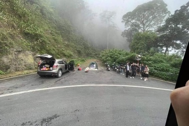 Sửng sốt trước một tình huống dừng xe cắm trại giữa đường lánh nạn