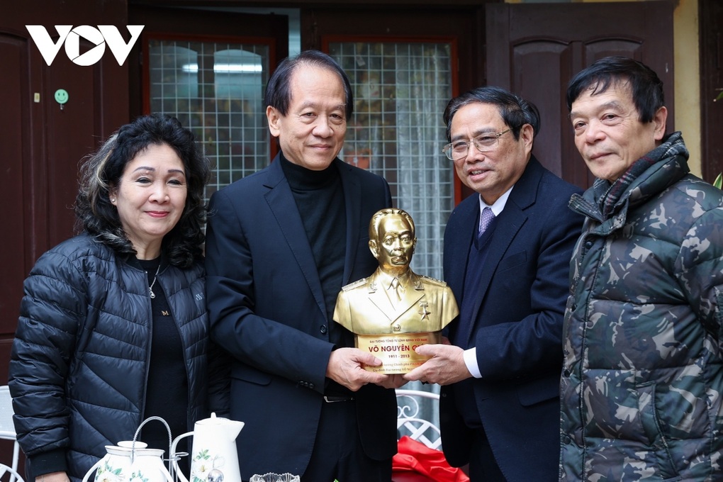 Thủ tướng dâng hương cố Thủ tướng Phạm Văn Đồng và Đại tướng Võ Nguyên Giáp - 6 Thủ tướng dâng hương cố Thủ tướng Phạm Văn Đồng và Đại tướng Võ Nguyên Giáp - 6