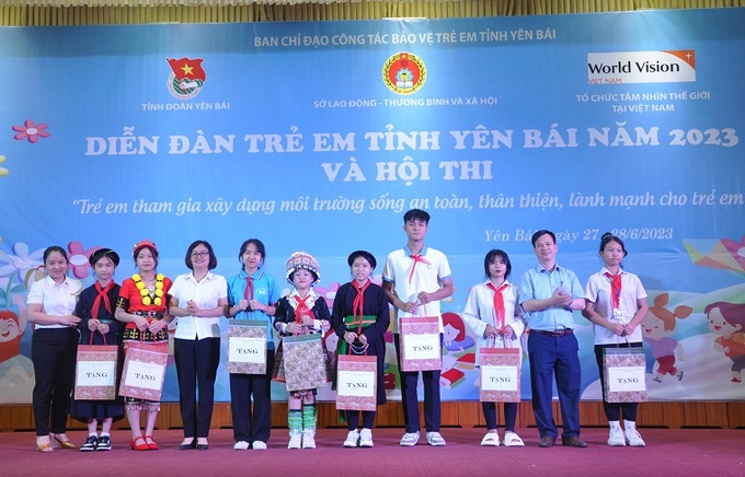 Ban Chỉ đạo Bảo vệ chăm sóc trẻ em cấp tỉnh trao quà cho các đội tham gia Diễn đàn.