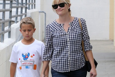 3 tuần sau khi sinh, Reese Witherspoon thon thả ra phố