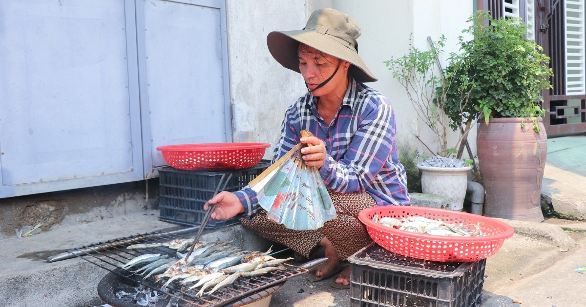 Phụ nữ làng biển mướt mồ hôi nướng cá bên bếp lửa giữa trưa 39 độ C - 2