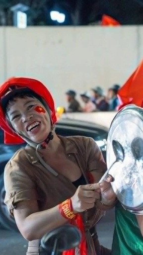 CĐV TPHCM, Hà Nội “quậy” hết cỡ với muôn kiểu ăn mừng