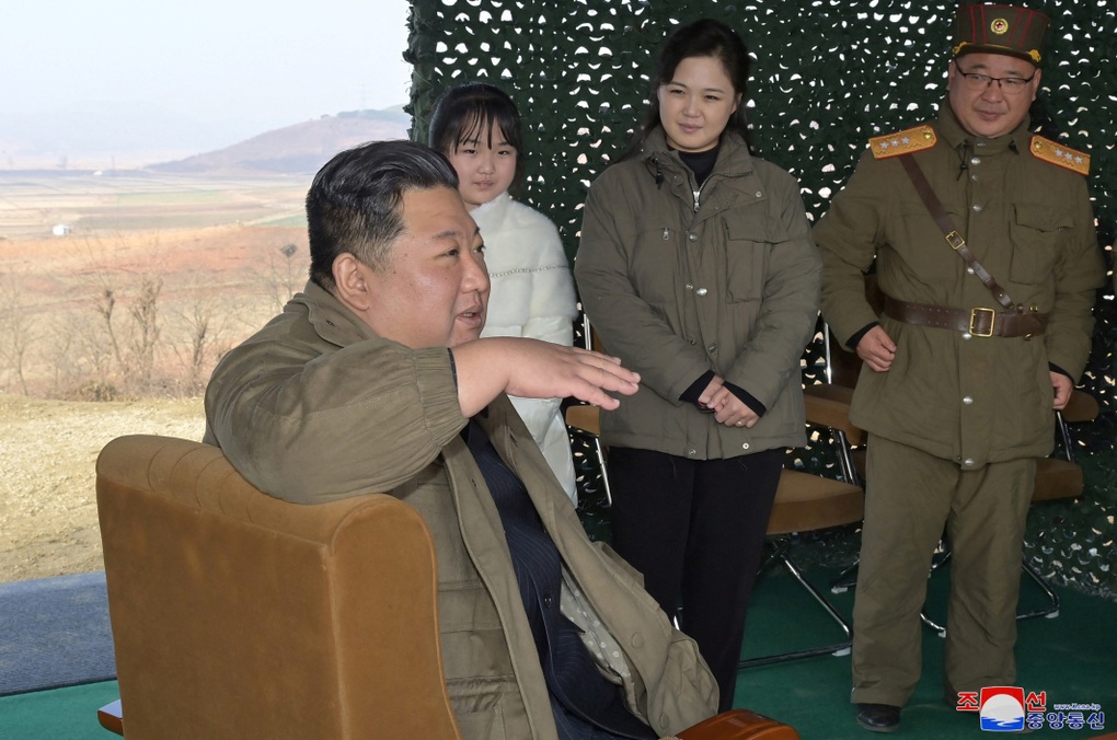 Con gái ông Kim Jong-un lần đầu lộ diện trong vụ phóng tên lửa - 2 Con gái ông Kim Jong-un lần đầu lộ diện trong vụ phóng tên lửa - 2