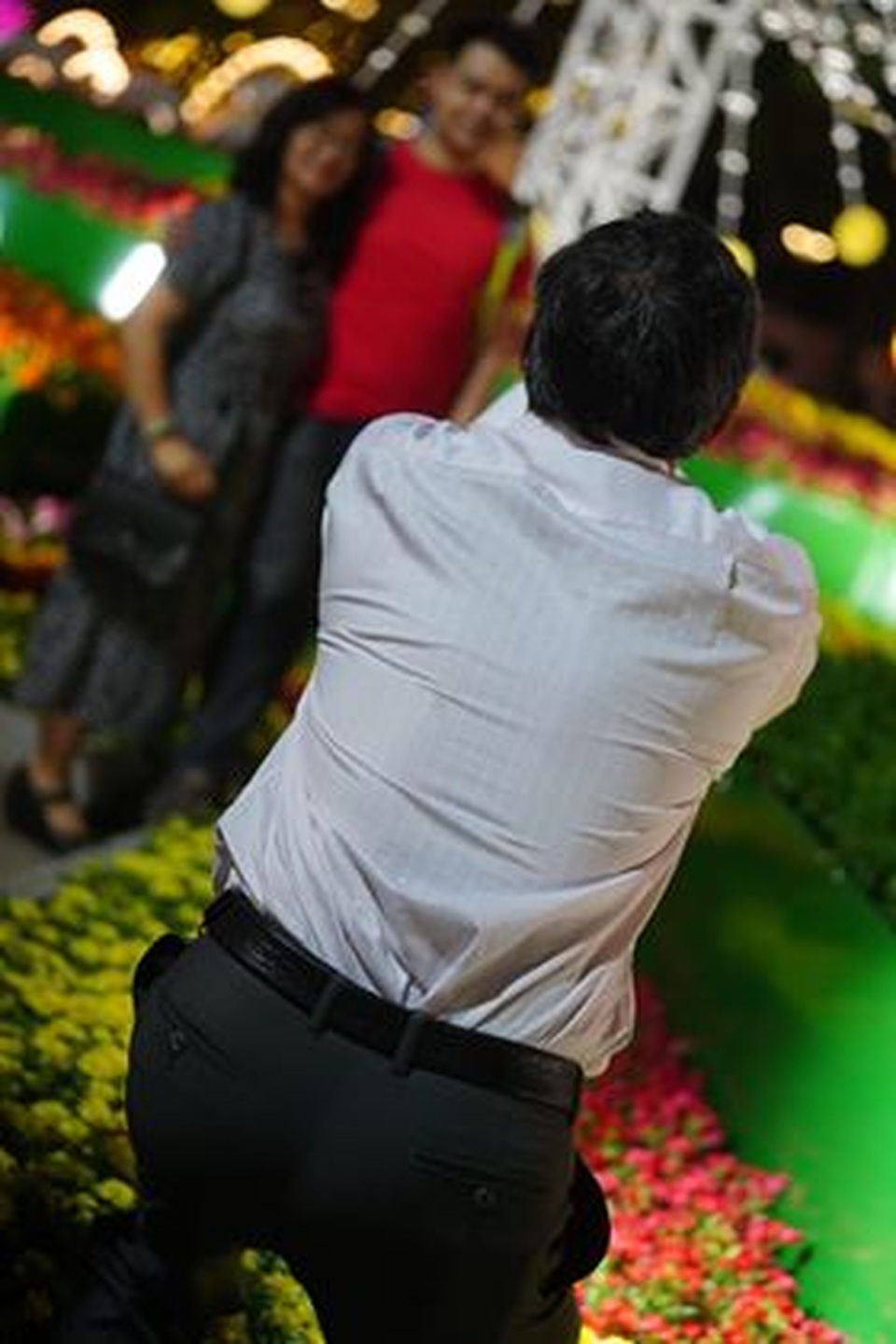 Giành giật nhau chọn chỗ chụp hình trên đường hoa Nguyễn Huệ - 17 Giành giật nhau chọn chỗ chụp hình trên đường hoa Nguyễn Huệ - 17