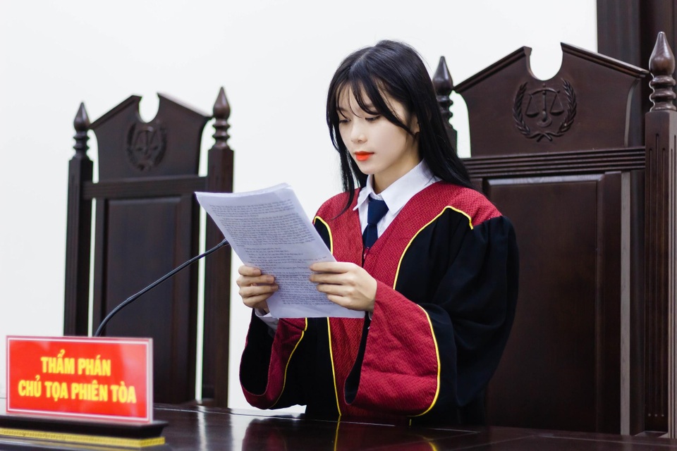 Nữ sinh năm cuối Học viện Tòa án gây sốt với hình ảnh xinh đẹp - 1
