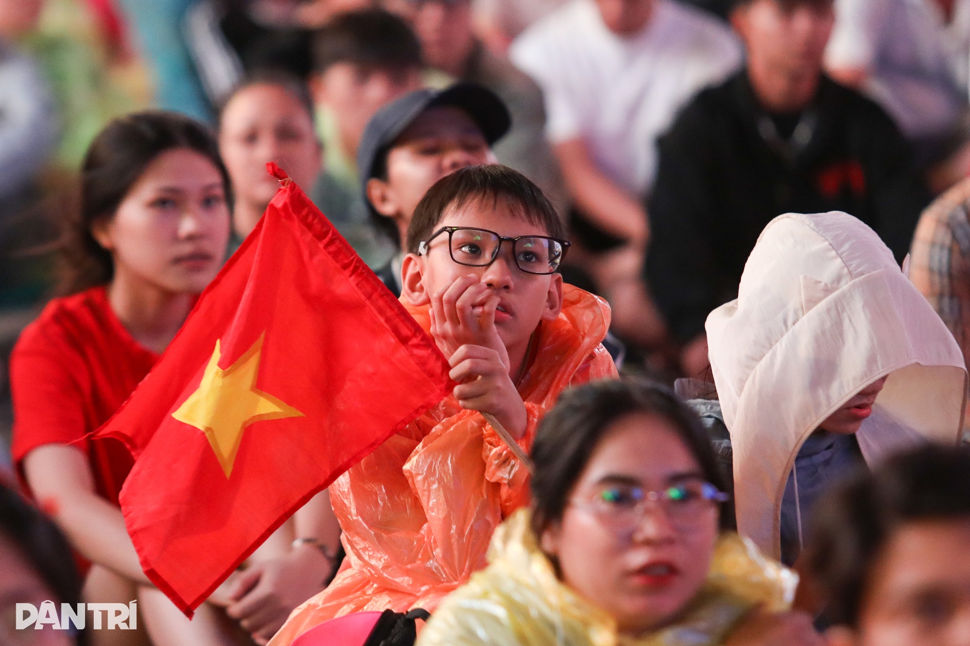 Phố đi bộ Nguyễn Huệ vỡ òa khi Xuân Son mở tỷ số cho Việt Nam - 8