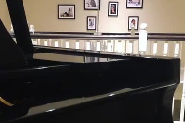 Phạm Hương chơi đàn tại nhà