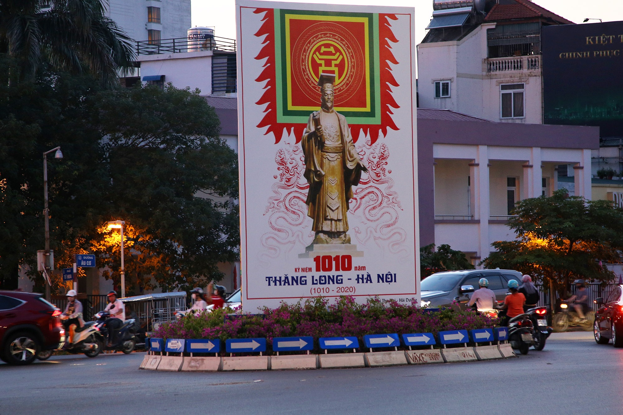 Hà Nội trang trí đường phố kỉ niệm 1010 năm Thăng Long - Hà Nội - 11 Hà Nội trang trí đường phố kỉ niệm 1010 năm Thăng Long - Hà Nội - 11