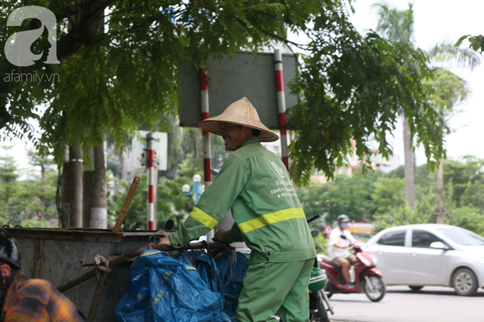 Muôn kiểu chống nóng của người dân Thủ đô ngày nắng gắt 40 độ C - Ảnh 9. Muôn kiểu chống nóng của người dân Thủ đô ngày nắng gắt 40 độ C - Ảnh 9.