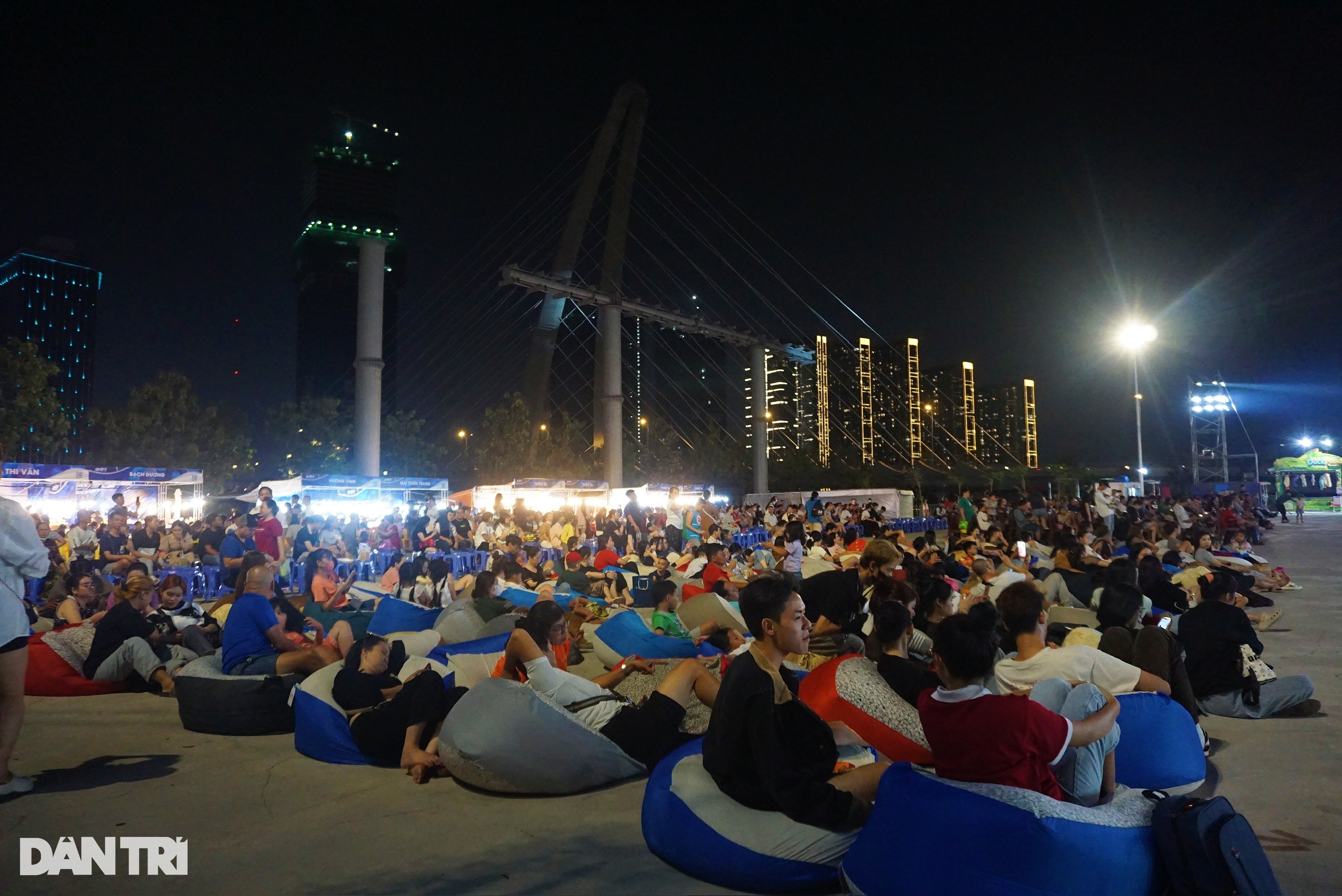 View - Hàng ngàn người nằm, ngồi phủ kín rạp phim ngoài trời đầu tiên tại TPHCM | Báo Dân trí