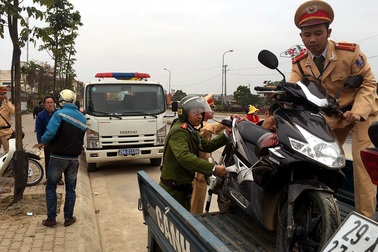 Xử lý hàng chục trường hợp không đội mũ bảo hiểm vì... nhà gần