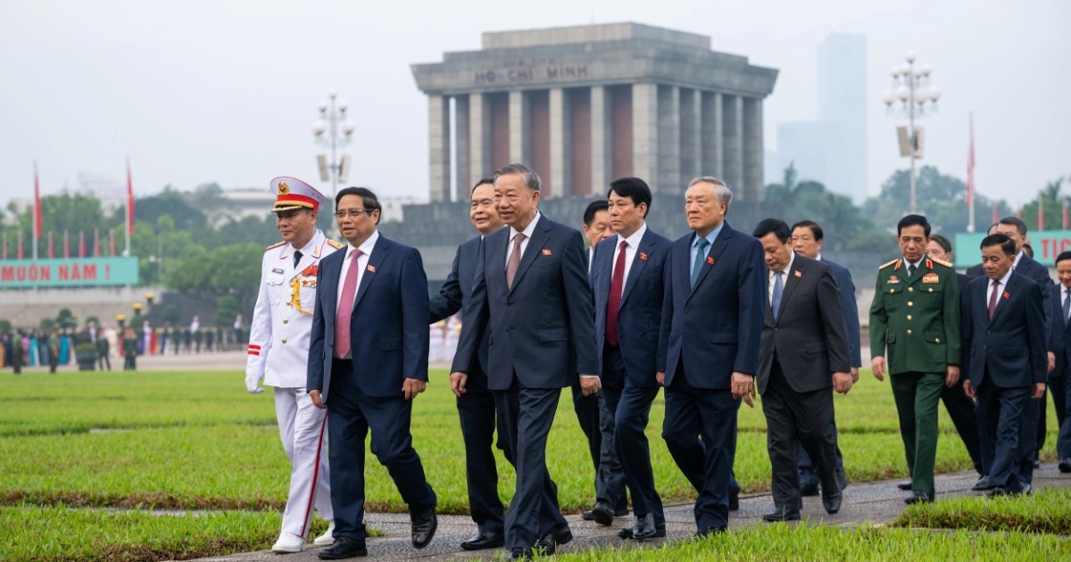 View - Lãnh đạo Đảng, Nhà nước và các ĐBQH vào Lăng viếng Chủ tịch Hồ Chí Minh | Báo Dân trí