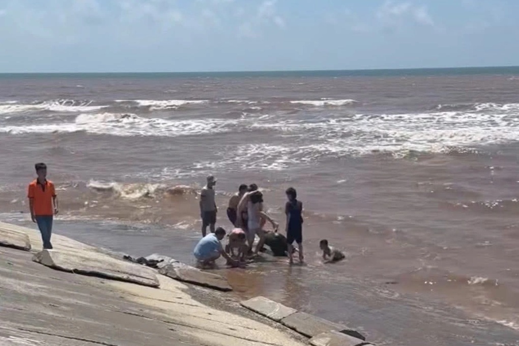 Cứu 5 người bị sóng biển cuốn trôi ở nhà thờ đổ Ninh Bình - 1 Cứu 5 người bị sóng biển cuốn trôi ở nhà thờ đổ Ninh Bình - 1