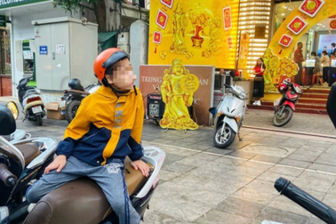 Ngày vía Thần Tài: Con chờ mẹ mua vàng lấy may xong chở đi học