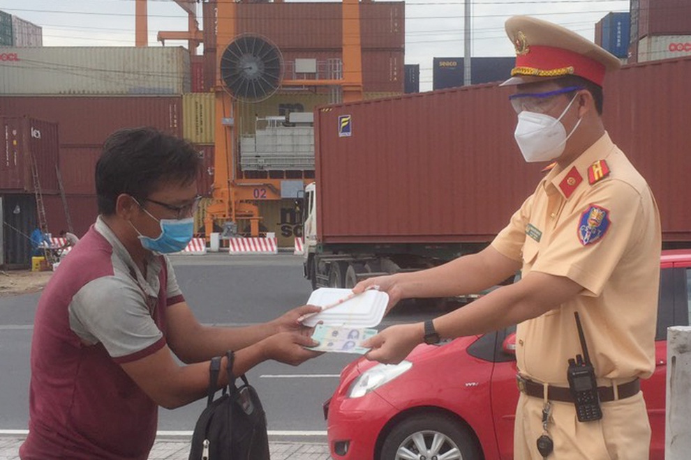 Người đàn ông đi bộ từ Bình Định về Bình Dương thăm con bị bệnh - 1 Người đàn ông đi bộ từ Bình Định về Bình Dương thăm con bị bệnh - 1