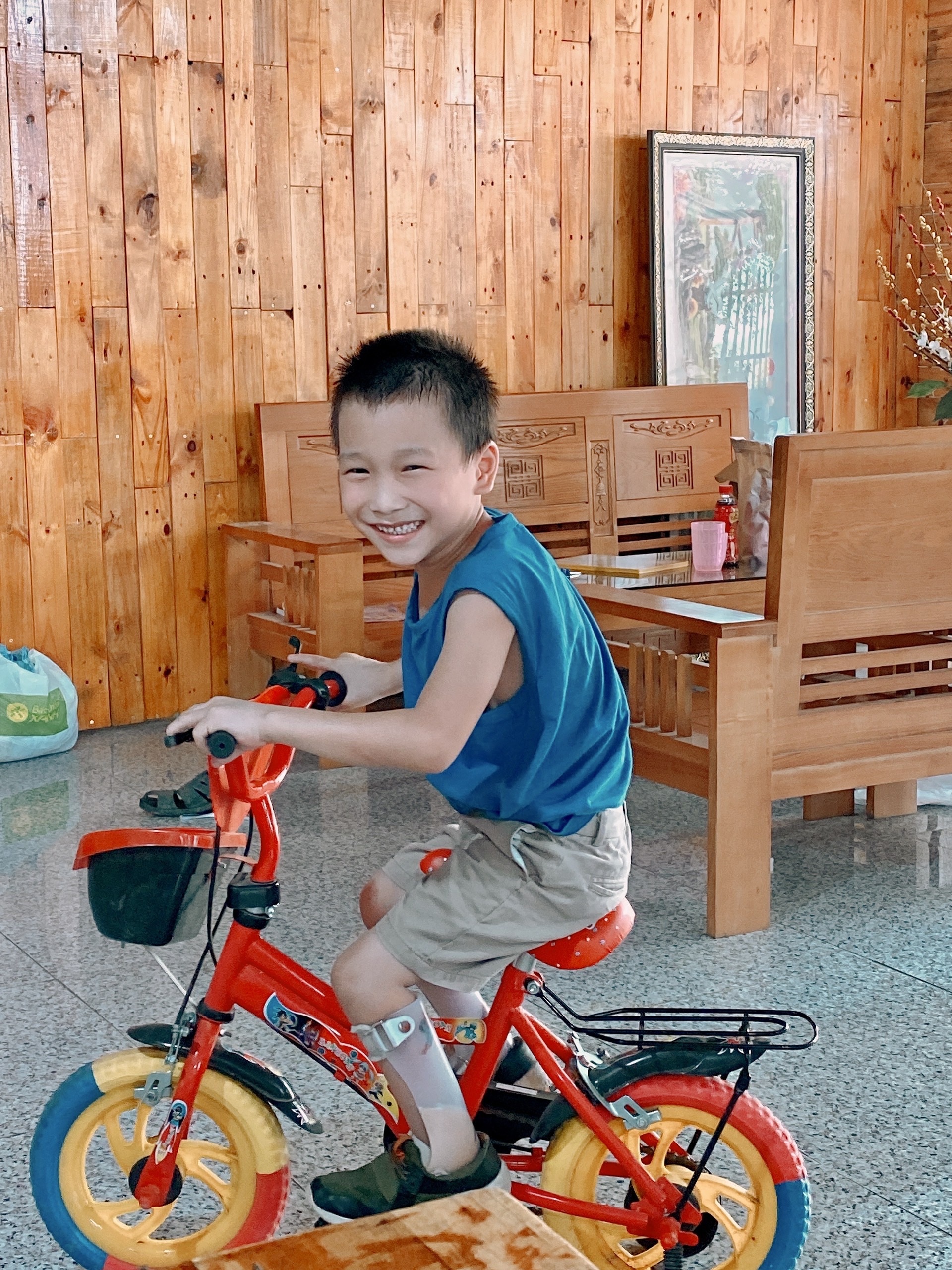 Cậu bé Nùng liệt 2 chân đổi đời nhờ người mẹ nuôi - 9 Cậu bé Nùng liệt 2 chân đổi đời nhờ người mẹ nuôi - 9