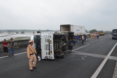 Xe chở cá nổ lốp, lật nhào trên cao tốc