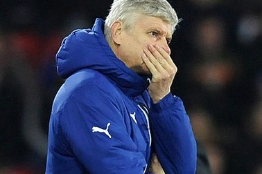 Cổ động viên xuống sân xúc phạm HLV Wenger