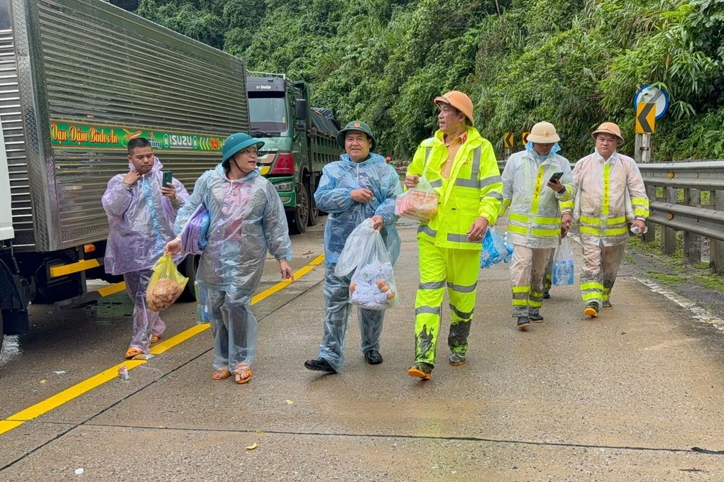 Dùng drone tiếp tế cơm, nước cho hàng chục tài xế mắc kẹt trên đèo Lò Xo - 2