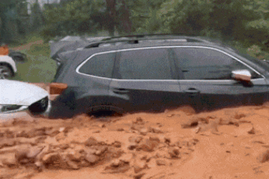 Ô tô bị đất đá vùi lấp là coi như "mất trắng"?