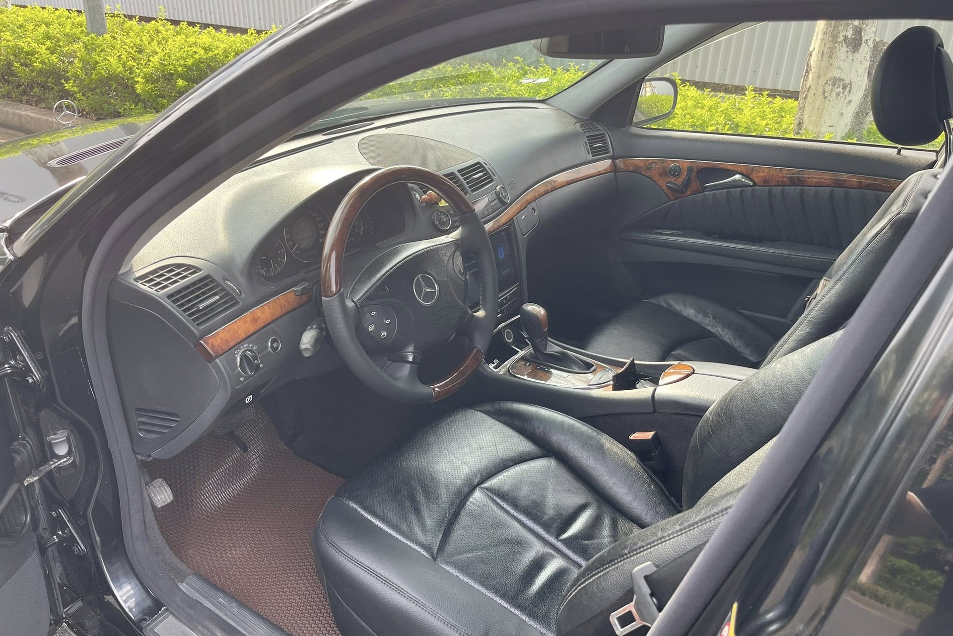 Đi 20 năm, xe sang Mercedes-Benz E240 rao bán giá rẻ hơn Honda SH - 7 Đi 20 năm, xe sang Mercedes-Benz E240 rao bán giá rẻ hơn Honda SH - 7