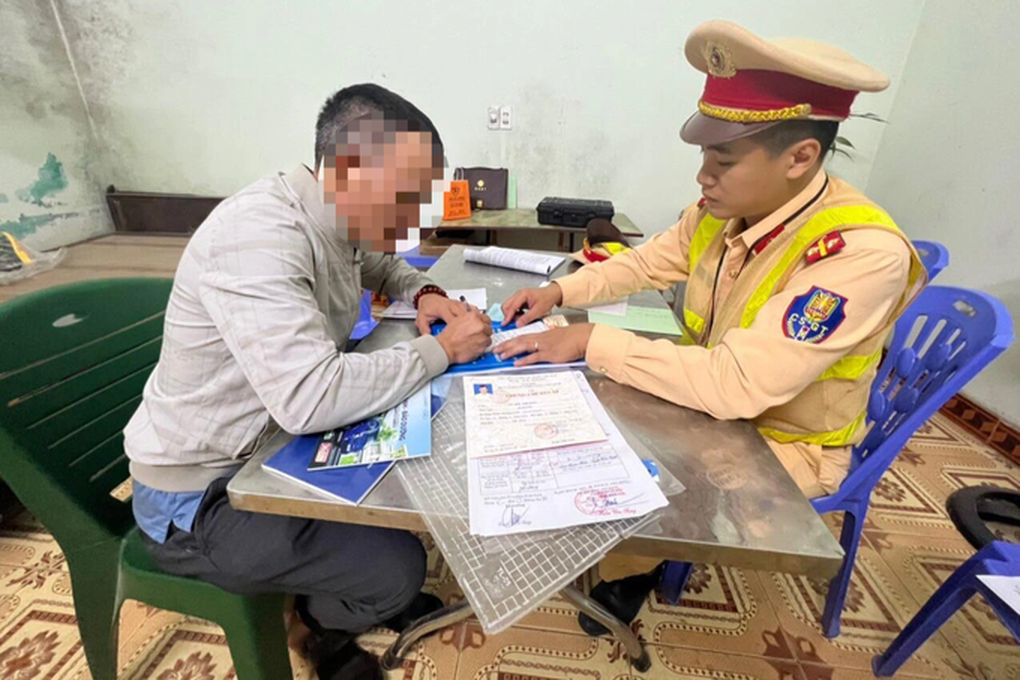 Hành vi chặn xe cứu thương của tài xế xe tải ở mức nào thì xử lý hình sự? - 1 Hành vi chặn xe cứu thương của tài xế xe tải ở mức nào thì xử lý hình sự? - 1