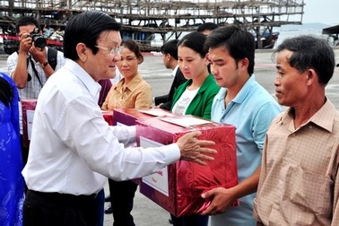 Chủ tịch nước lắng nghe chia sẻ của ngư dân