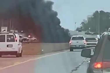 Khói đen bốc lên tại hiện trường vụ rơi trực thăng Mỹ