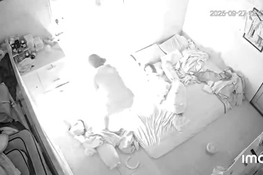 Khoảnh khắc pin dự phòng phát nổ, bốc cháy trong phòng ngủ tại TPHCM