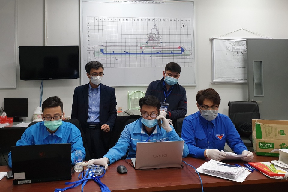 Đoàn viên trực chốt, hướng dẫn khai báo y tế tại sân bay... xuyên Tết - 3 Đoàn viên trực chốt, hướng dẫn khai báo y tế tại sân bay... xuyên Tết - 3