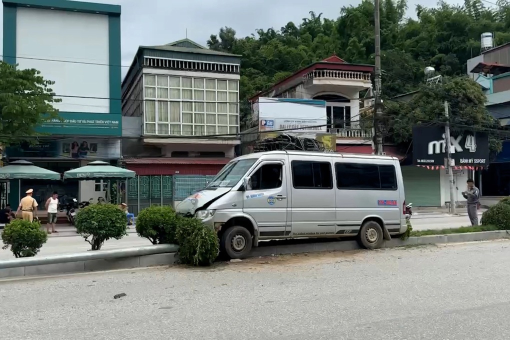 Xe khách mất lái, húc đổ cột đèn chiếu sáng trên đường ở Điện Biên - 2 Xe khách mất lái, húc đổ cột đèn chiếu sáng trên đường ở Điện Biên - 2