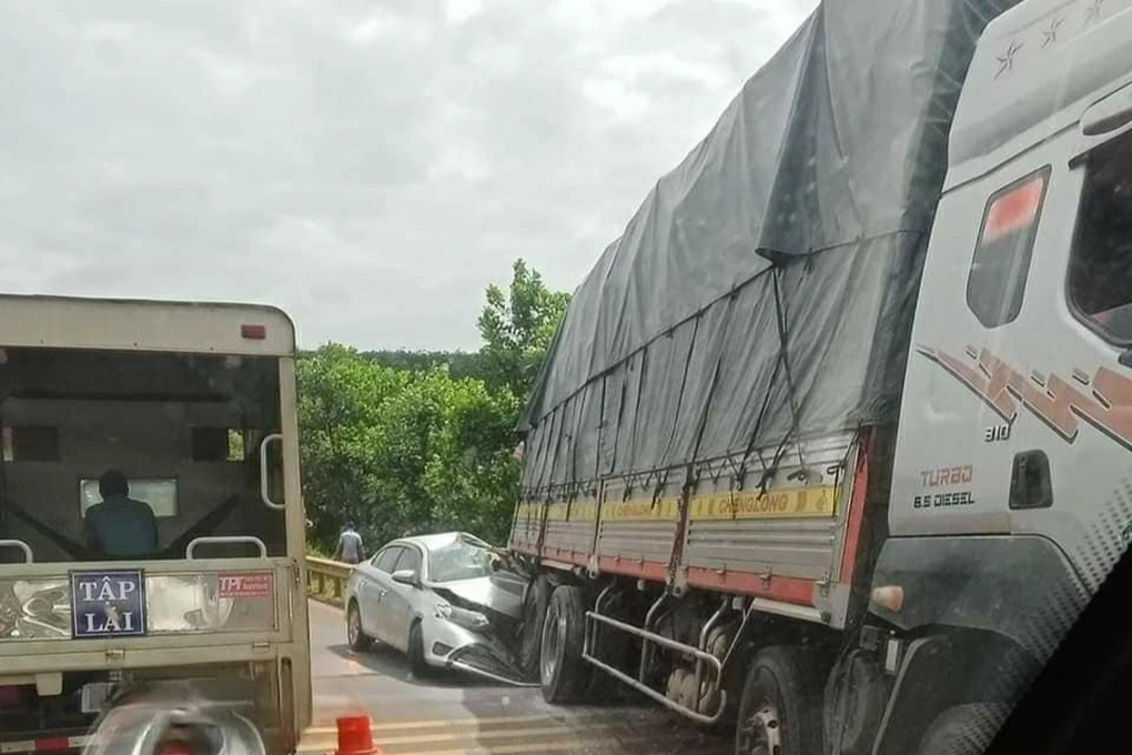 Xe tải tuột dốc, đè nát ô tô tập lái ở Đắk Lắk - 2 Xe tải tuột dốc, đè nát ô tô tập lái ở Đắk Lắk - 2