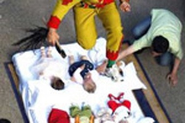 "Xông phi" qua trẻ con để đuổi tà ma