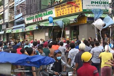 Hàng trăm người giật đồ "cúng cô hồn" gây hỗn loạn đường phố